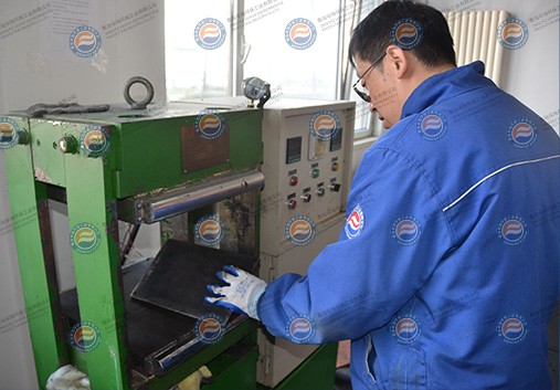 技術人員進行產(chǎn)前試驗